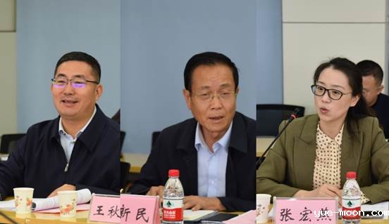 男人和女人在桌子前低可信度描述已自动生成